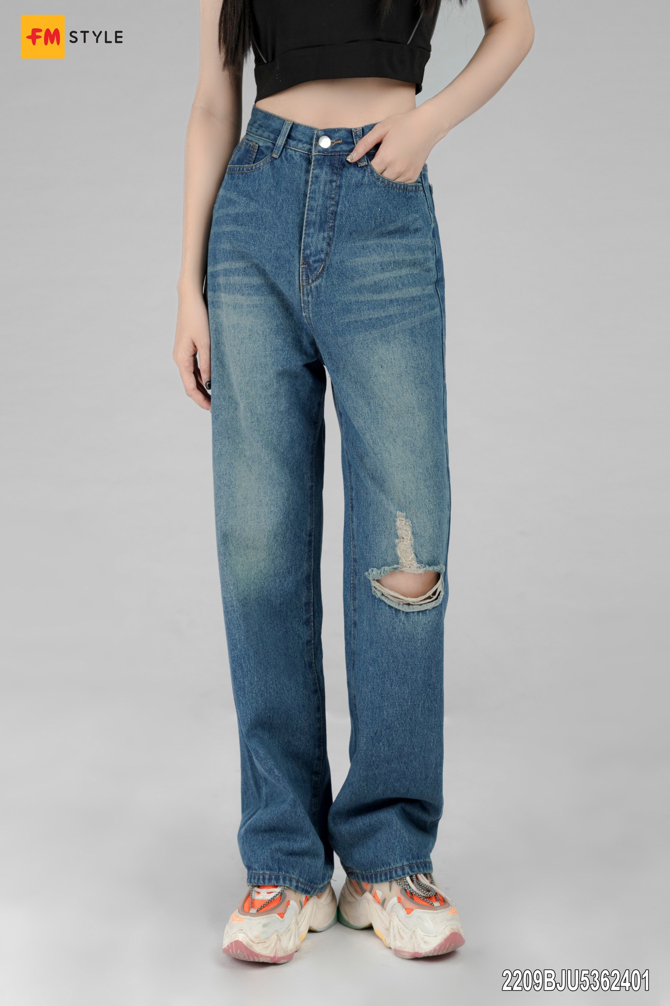 Quần jeans boyfriend có phần ống rộng hơn những kiểu quần thông thường