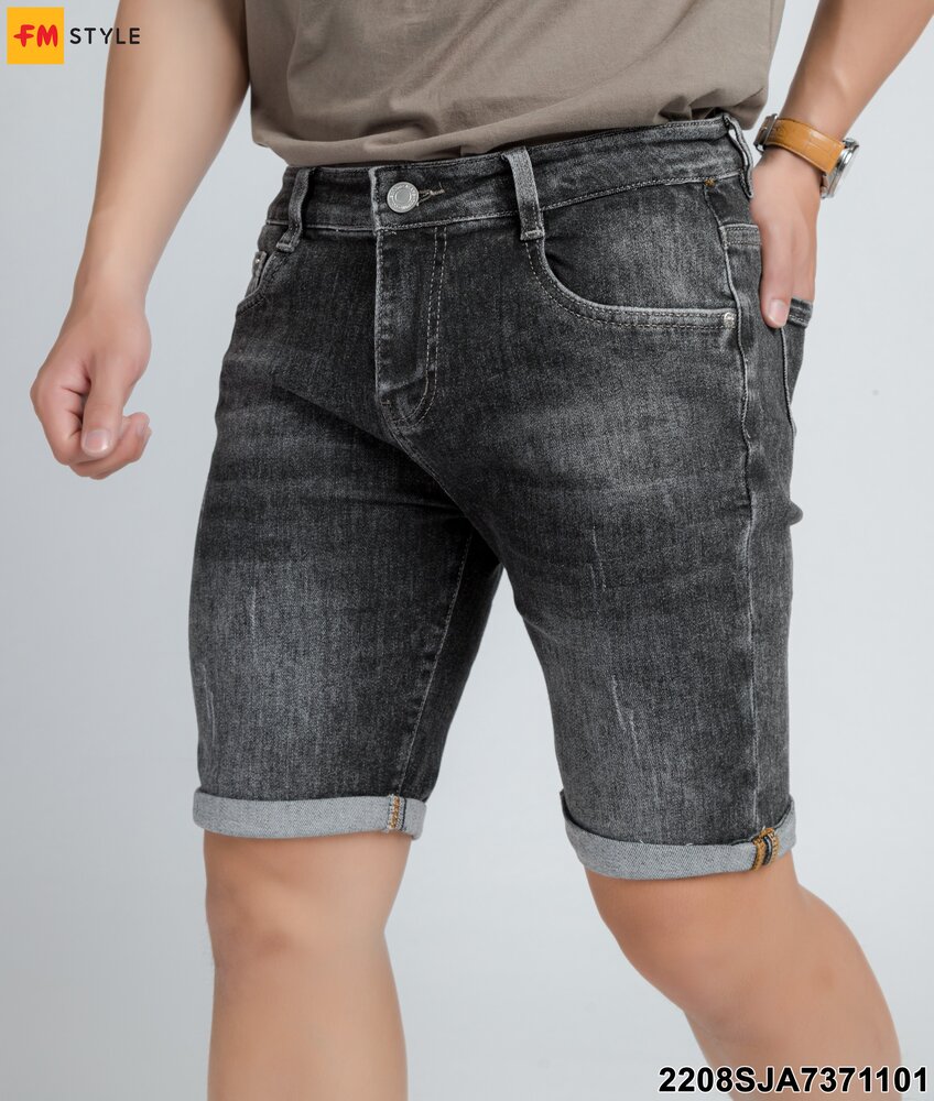 Quần short jeans nam cá tính mix với áo thun trẻ trung